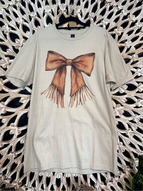 Western vibe tee with fringed bow graphic! Perfect for concerts, festivals!